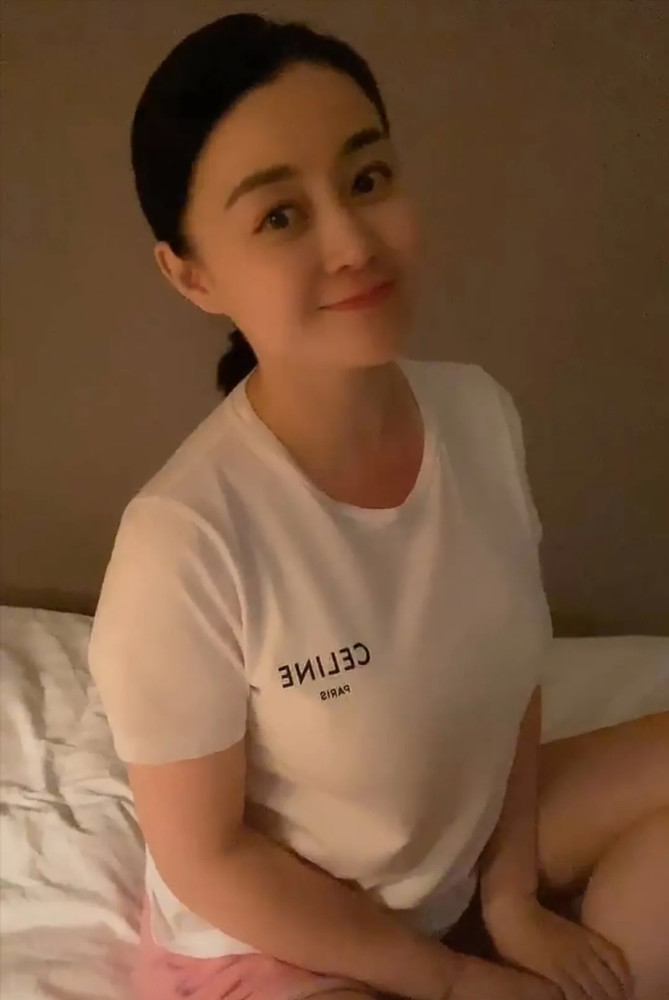 赵本山戏中的御用老伴关婷娜39岁的她身材丰腴大秀美腿