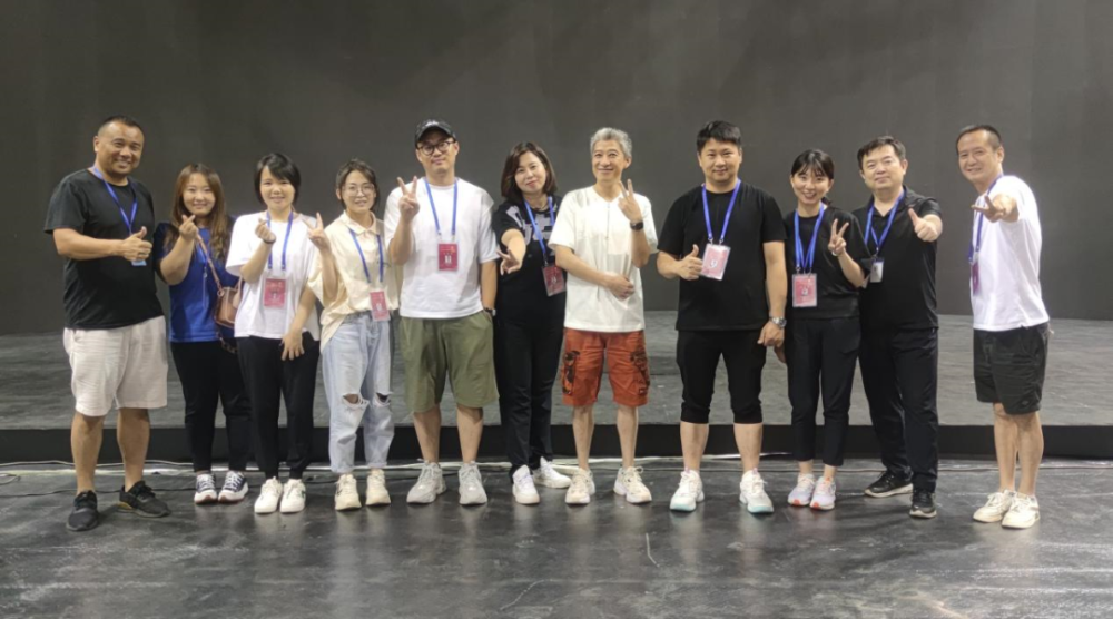 制作团队制作人:李朕导演:张弛视觉导演:张思雪执行导演:贺向军摄影