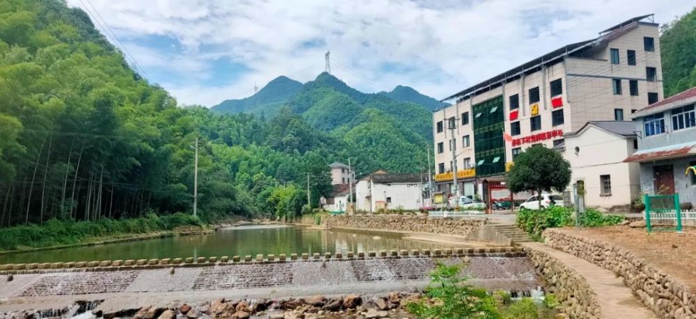 化管理队伍,将全村划分为4个保洁责任区域,实行定人员,定职责,定地段