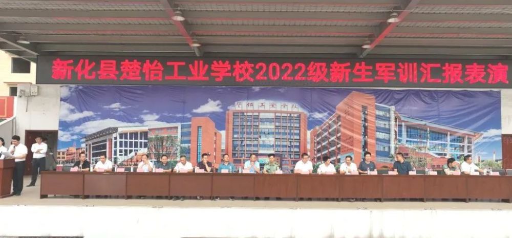 新化楚怡秋高戎装靓青春士气昂