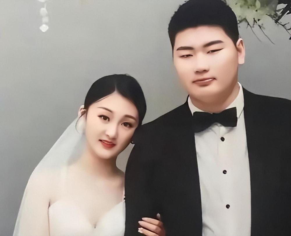 就快活多了,在跟陈萌相处半年之后,两个人感情稳定,也确定了结婚日期
