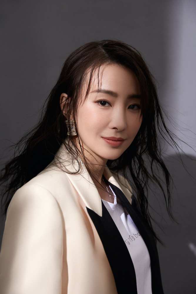 演员林静初秋大片来袭简约飒爽展现独立隐秘的女性魅力