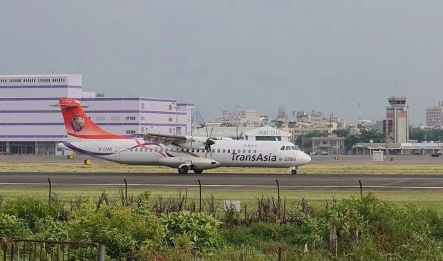 起飞的b-22816号机2015年2月4日,中国台湾省台北市松山军民两用机场