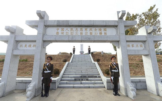 陵园大门上用中朝两国文字书写着"中国人民志愿军烈士陵园.