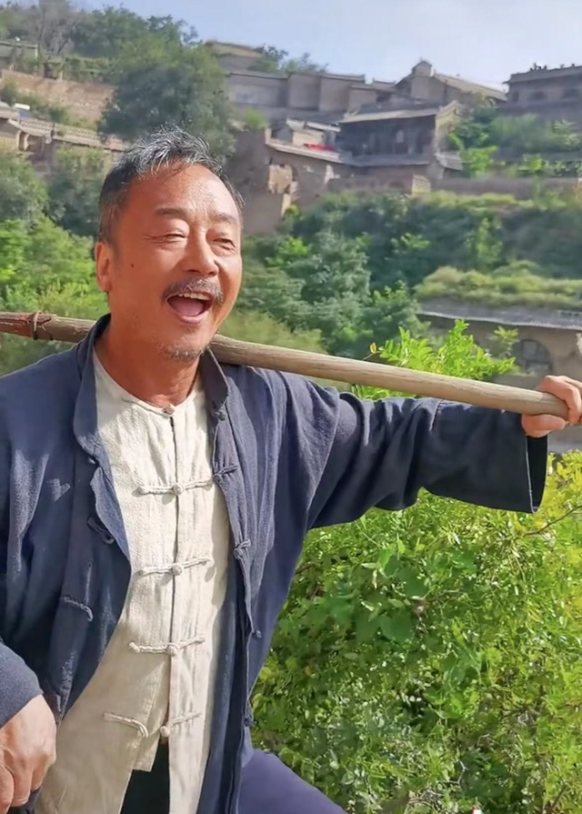 56岁张立现身吕梁山村,肩扛锄头勤恳劳作,一身麻布衣开心唱山歌