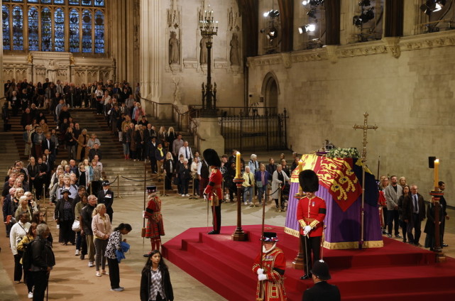 威斯敏斯特宫大厅内瞻仰英女王灵柩当地时间2022年9月16日,英国威尔士