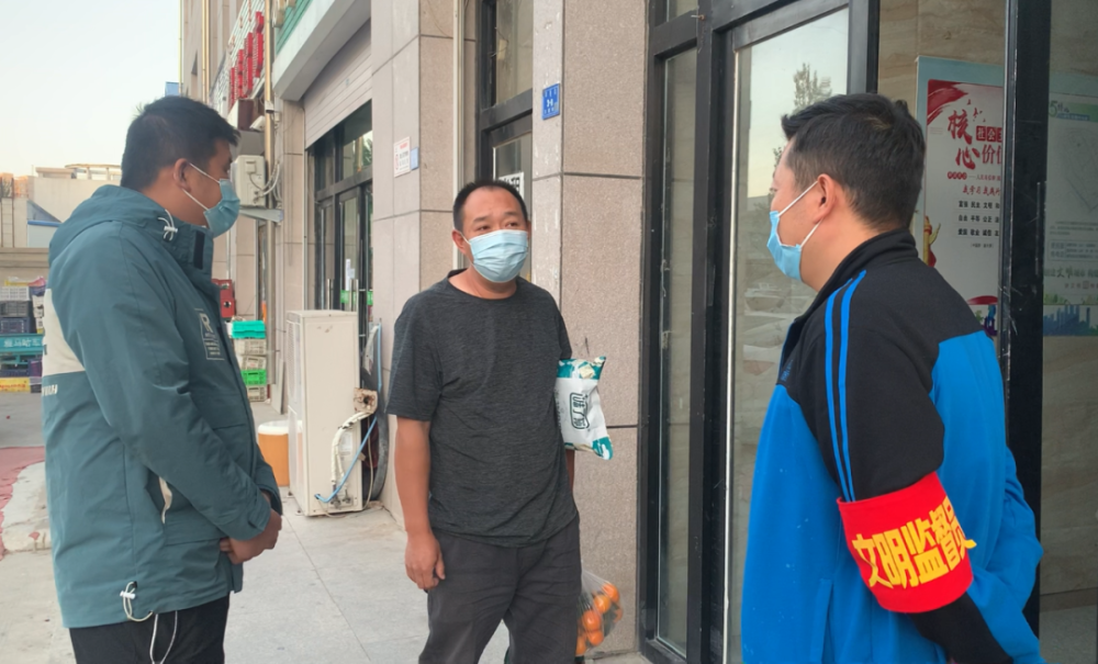 检察干警做好社区战疫守门员