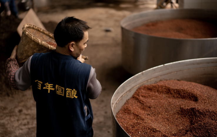 而百年国酿独创的"植物埋藏法 蒸馏技术,让酒的口感不烧,不辣,不上头