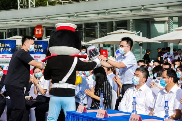 除恶"为黑猫警长颁发了这张特殊的证书刑侦总队党委书记,总队长石毅君