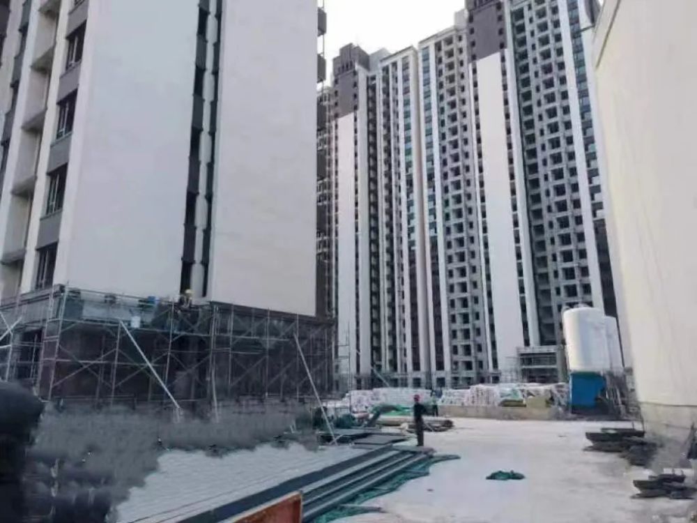 福城,延期交房的锦艺金水湾等当地知名的停工楼盘,也都传来复工的好