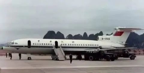 18时17分,5313航班b-2208号机飞抵桂林空域,机组和奇峰机场塔台取得了