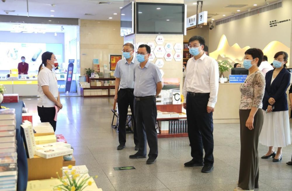 孔凡旭先后参观了郑州购书中心门店,知式艺术馆,认真