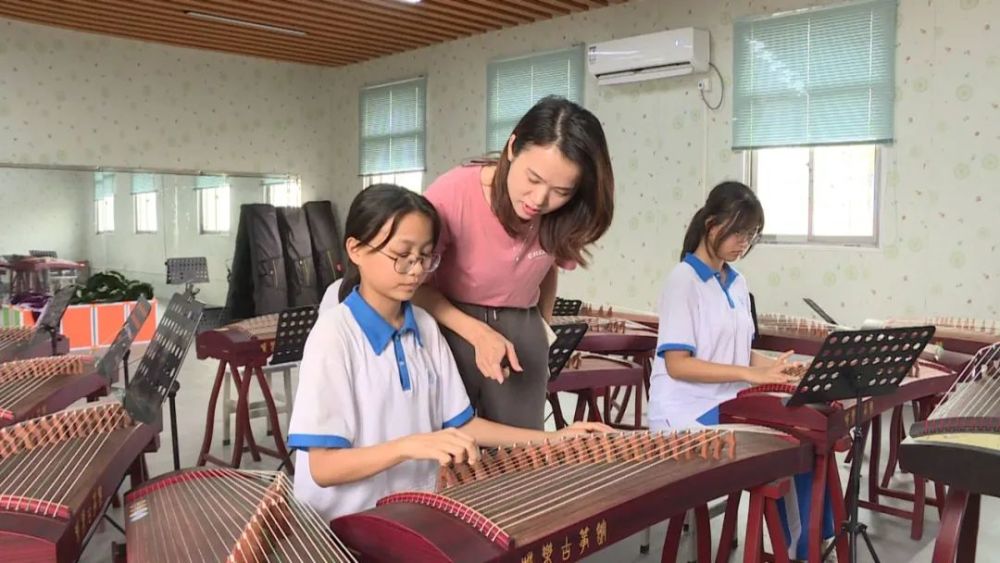 新时代好少年黄莉雅才华横溢的古筝小仙女