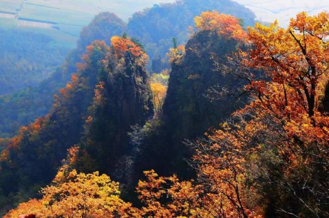 泰山之雄,华山之险,黄山之秀为一体,有堪称中国一绝的"四大自然奇观"