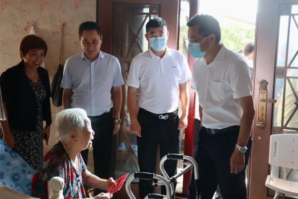 区人大常委会副主任吴旭涌,区政协副主席龚卸平参加慰问.