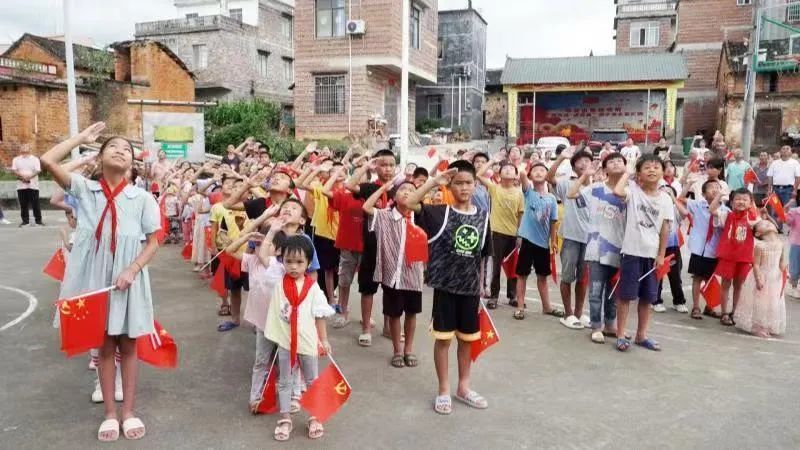 迎国庆感党恩钟山县举行升国旗仪式