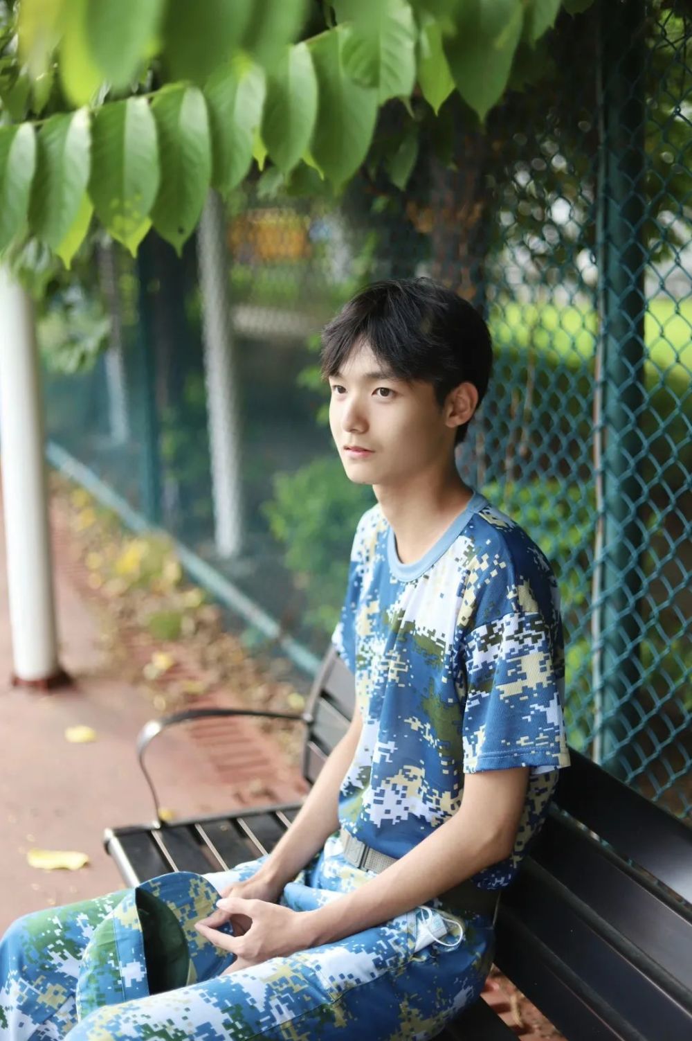 许圣张如同第一次瞥见了夏天的美好模样看见他在阳光底下的笑容却晃了