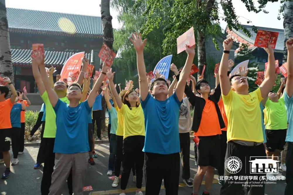 下午15时30分,随着鸣枪发令,经院师生共同开跑.