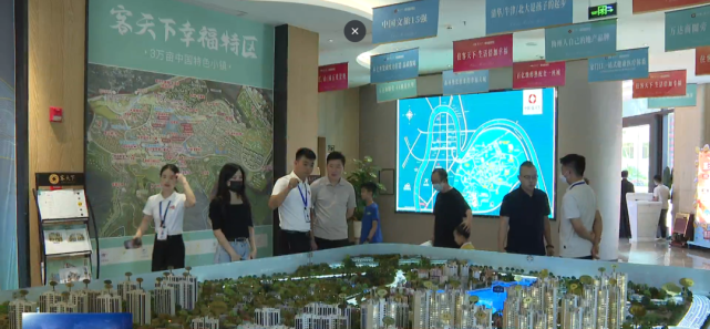 楼市政策礼包不断！市民国庆看房忙_腾讯新闻