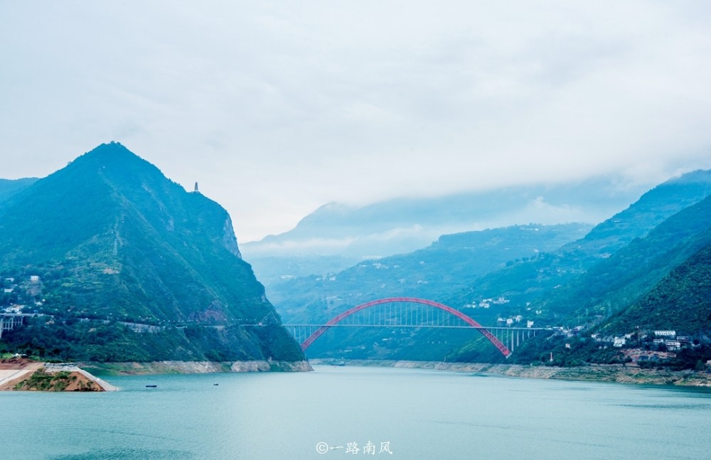 不是云,比如"东边日出西边雨,道是无晴却有晴,或者"即从巴峡穿巫峡