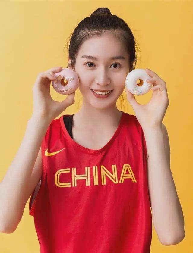 拥有着一双吸睛的大长腿,再加上精致的五官,堪称现役女篮第一美女