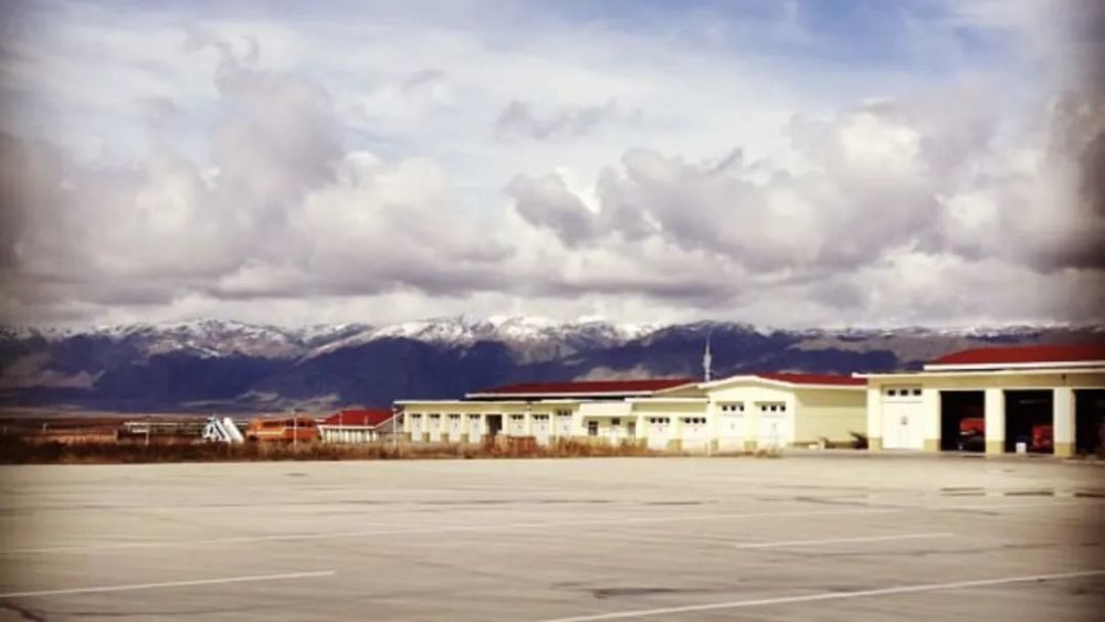 阿勒泰地区的喀纳斯机场紧邻新疆著名风景名胜区,主要服务各地游客,于
