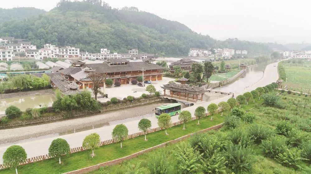 出台《玉屏侗族自治县分类分级推进乡村振兴实施方案,结合实际将全