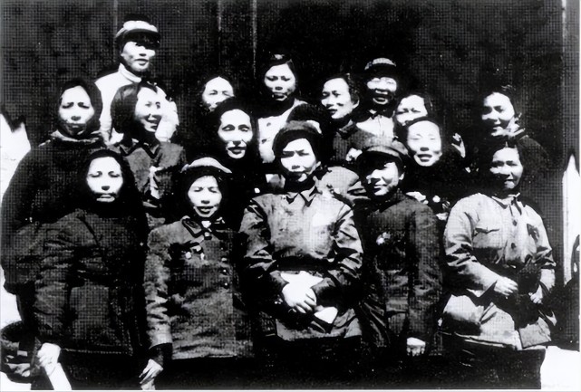 1936年红军女团长被俘与丈夫失散,50年后再相见,对方已是副国级