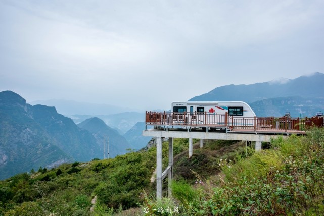 南岸的建平乡柳坪村境内海拔900米的险峰断崖处,白天可以看巫峡云海