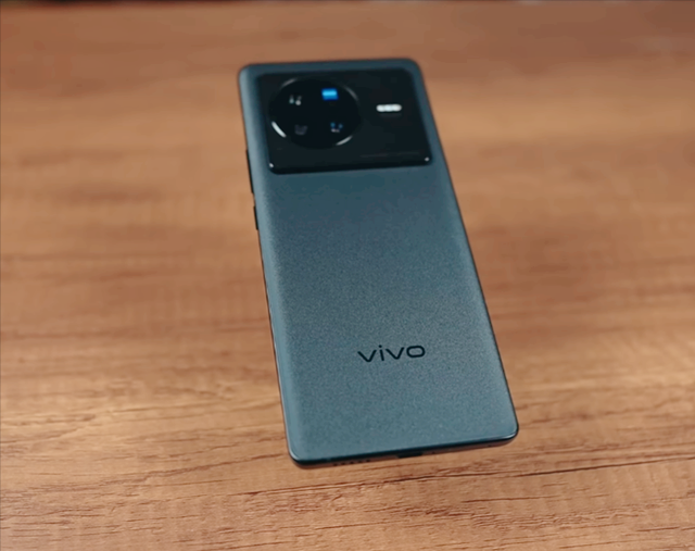 vivox80搭载天玑9000处理器,性能和骁龙8差不多,安兔兔跑分都在百万.