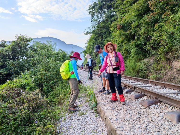 行至k126与k125之间的水电站处,领队寻到一条江边的道路,带领我们借道