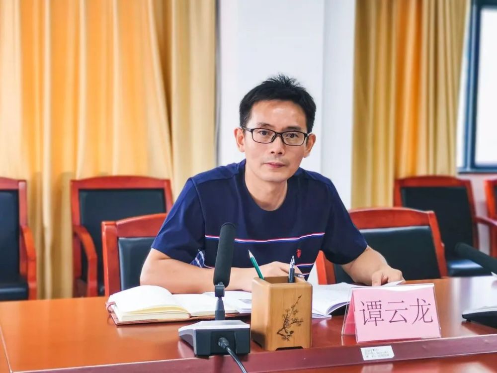 他本人的日常出行也首选广州地铁.谭云龙:目前我们坐的是地铁1号线.