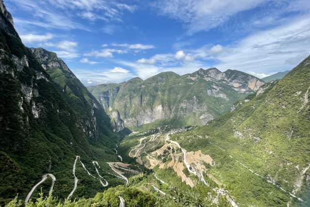 7年凿山修天路重庆巫山下庄村的桃花源记