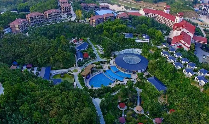 山洪广毕升温泉酒店坐落于全国优质温泉资源地—湖北省黄冈市英山县