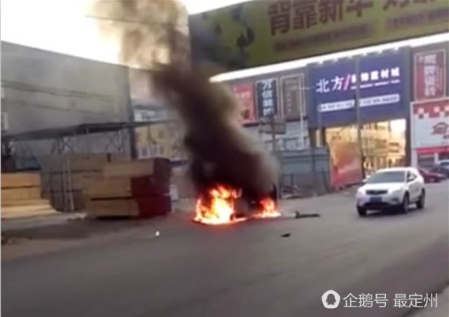 河北定州一婚礼炮车自燃 火势凶猛