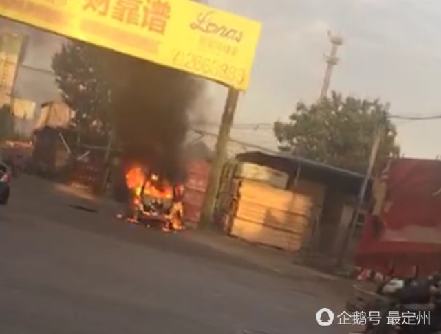 河北定州一婚礼炮车自燃 火势凶猛