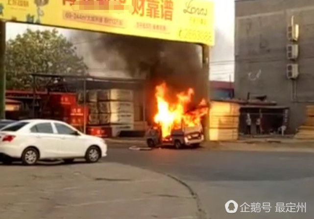 河北定州一婚礼炮车自燃 火势凶猛
