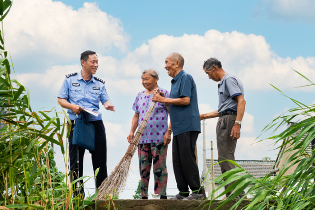 "最美基层民警"孙益海:独腿为民踽步27载