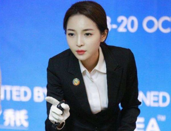 台球女神裁判紧身旗袍勾勒火辣身材一夜成名27岁仍单身
