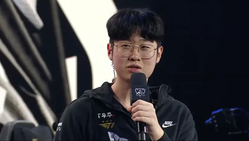 t1战胜edg以5-1的战绩,以小组第一晋级八强,赛后上单zeus选手接受英文