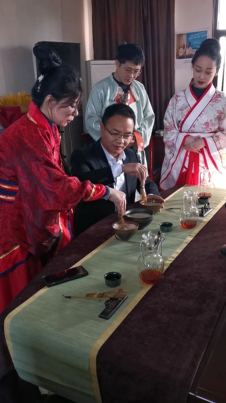 随后,董事长曹龙毅,总经理雨禅陪同董院长一行参观了大唐茯茶生产车间