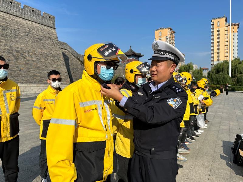 以及佩戴头盔和系好安全带的意义,并