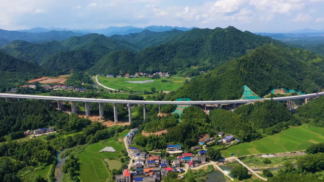 平伍,伍益,宁韶,江杉,城陵矶等五条高速公路的建设者奋斗在一线,确保