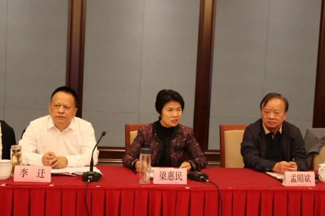梁惠民一行深入到菏泽籍老乡创办企业,详细了解企业生产经营情况,介绍