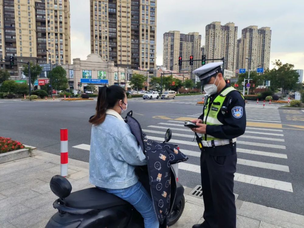 喜迎二十大忠诚保平安上虞公安交警多措并举筑牢道路交通安全防线