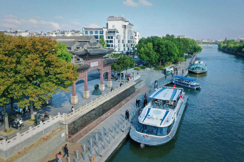 至瓜洲古渡扬州运河水上旅游线正式开通,200多名市民和游客乘坐游船