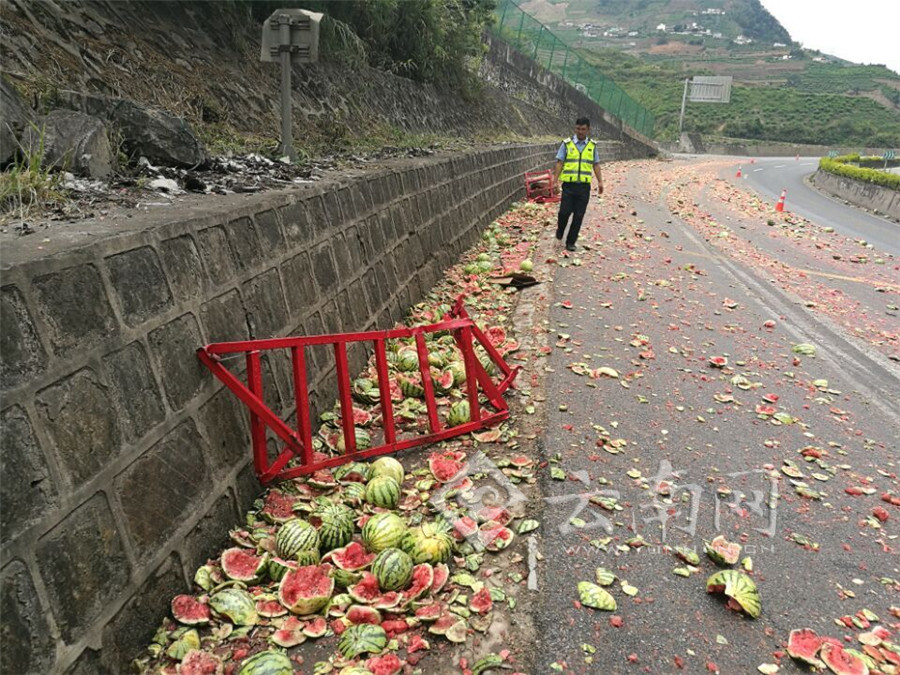 2.5噸西瓜碾成渣