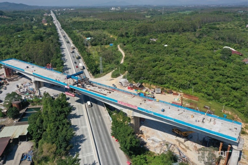 广湛铁路罗阳沈海高速特大桥488848米连续梁中跨合龙