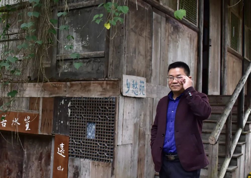 刘建华,四川作家协会会员,成都市作家协会会员.