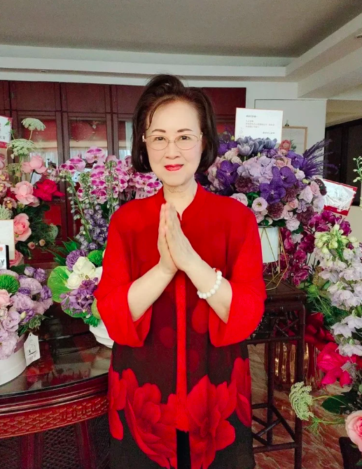 琼瑶亲孙女曝光身材高挑亭亭玉立穿旗袍颇有东方女性韵味